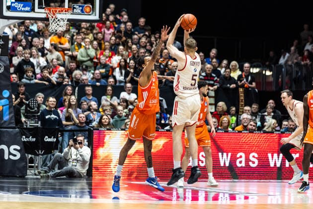 GER, easy Credit Basketball Bundesliga, Niners Chemnitz FC Bayern München Basketball 18 01 2026, Messe, Chemnitz, GER, easy Credit Basketball Bundesliga, Niners Chemnitz FC Bayern München Basketball Niels Giffey FC Bayern München Basketball 5 , Kevin Yebo Niners Chemnitz, 0 Foto Alexander Trienitz Chemnitz Messe Sachsen Germany