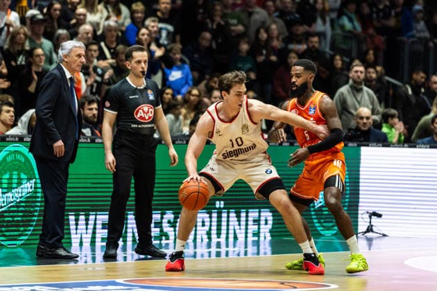 GER, easy Credit Basketball Bundesliga, Niners Chemnitz FC Bayern München Basketball 18 01 2026, Messe, Chemnitz, GER, easy Credit Basketball Bundesliga, Niners Chemnitz FC Bayern München Basketball Justinian Jessup FC Bayern München Basketball 10 , Corey Davis Jr Niners Chemnitz, 5 Foto Alexander Trienitz Chemnitz Messe Sachsen Germany