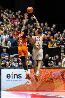 GER, easy Credit Basketball Bundesliga, Niners Chemnitz FC Bayern München Basketball 18 01 2026, Messe, Chemnitz, GER, easy Credit Basketball Bundesliga, Niners Chemnitz FC Bayern München Basketball Justus Hollatz FC Bayern München Basketball 21 , Nike Sibande Niners Chemnitz, 2 Foto Alexander Trienitz Chemnitz Messe Sachsen Germany