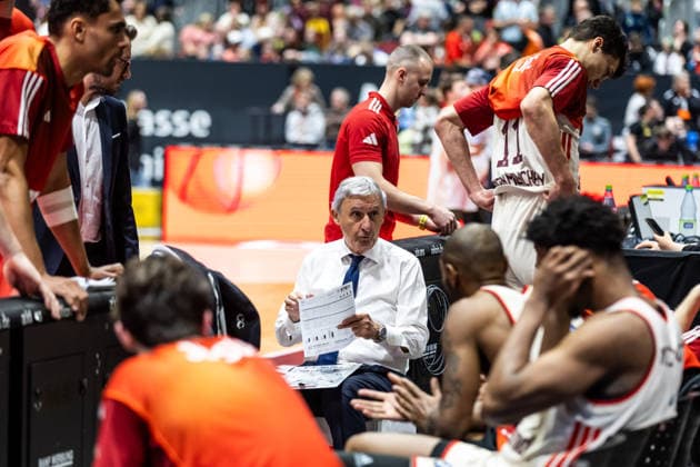 GER, easy Credit Basketball Bundesliga, Niners Chemnitz FC Bayern München Basketball 18 01 2026, Messe, Chemnitz, GER, easy Credit Basketball Bundesliga, Niners Chemnitz FC Bayern München Basketball Svetislav Pesic Head Coach FC Bayern München Basketball talks to his players during the half-time break Photo Alexander Trienitz Chemnitz Messe Sachsen Germany