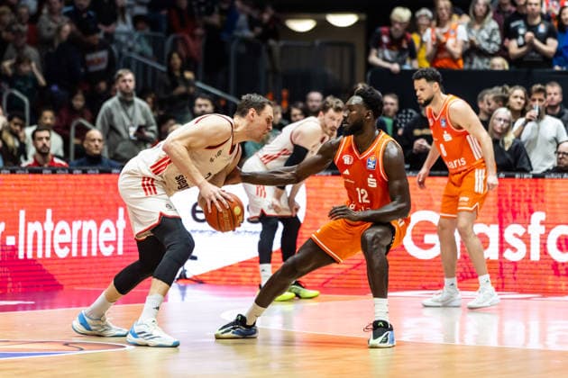 GER, easy Credit Basketball Bundesliga, Niners Chemnitz FC Bayern München Basketball 18 01 2026, Messe, Chemnitz, GER, easy Credit Basketball Bundesliga, Niners Chemnitz FC Bayern München Basketball Johannes Voigtmann FC Bayern München Basketball 7 , Amadou Sow Niners Chemnitz, 12 Foto Alexander Trienitz Chemnitz Messe Sachsen Germany