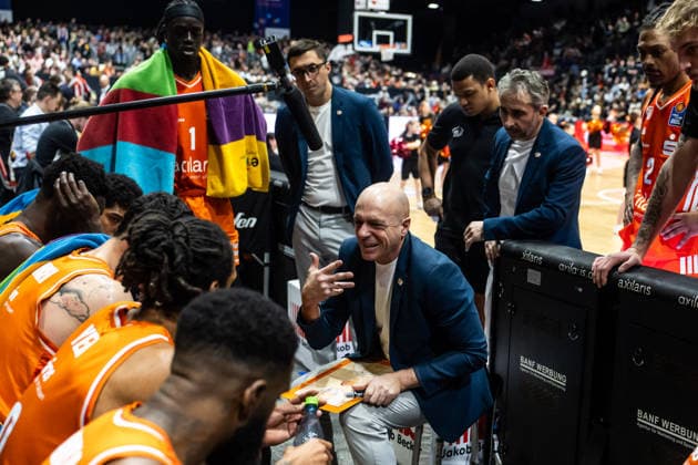 GER, easy Credit Basketball Bundesliga, Niners Chemnitz FC Bayern München Basketball 18 01 2026, Messe, Chemnitz, GER, easy Credit Basketball Bundesliga, Niners Chemnitz FC Bayern München Basketball Rodrigo Pastore Head Coach , Niners Chemnitz talks to his players Photo Alexander Trienitz Chemnitz Messe Sachsen Germany