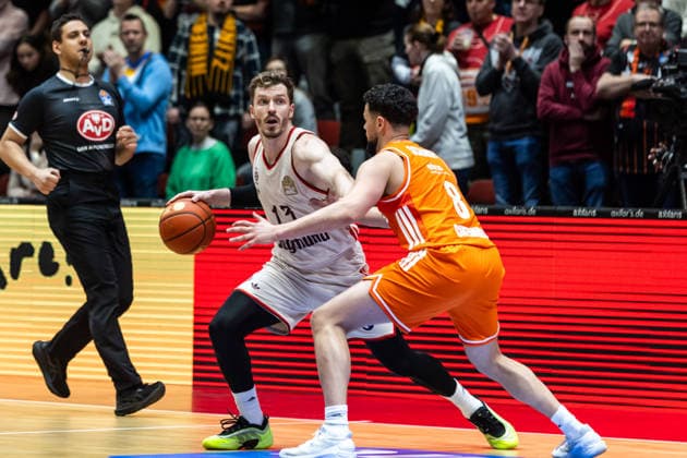 GER, easy Credit Basketball Bundesliga, Niners Chemnitz FC Bayern München Basketball 18 01 2026, Messe, Chemnitz, GER, easy Credit Basketball Bundesliga, Niners Chemnitz FC Bayern München Basketball Andreas Obst FC Bayern München Basketball 13 , Jordan Schakel Niners Chemnitz, 8 Foto Alexander Trienitz Chemnitz Messe Sachsen Germany