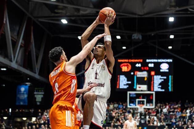 GER, easy Credit Basketball Bundesliga, Niners Chemnitz FC Bayern München Basketball 18 01 2026, Messe, Chemnitz, GER, easy Credit Basketball Bundesliga, Niners Chemnitz FC Bayern München Basketball Oscar da Silva FC Bayern München Basketball 1 , Jordan Schakel Niners Chemnitz, 8 Foto Alexander Trienitz Chemnitz Messe Sachsen Germany