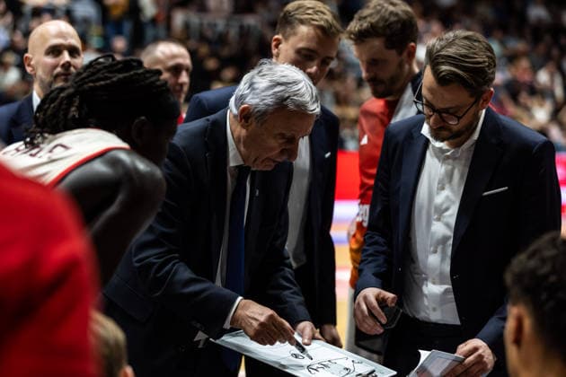 GER, easy Credit Basketball Bundesliga, Niners Chemnitz FC Bayern München Basketball 18 01 2026, Messe, Chemnitz, GER, easy Credit Basketball Bundesliga, Niners Chemnitz FC Bayern München Basketball Svetislav Pesic Head Coach FC Bayern München Basketball talks to his players Photo Alexander Trienitz Chemnitz Messe Sachsen Germany