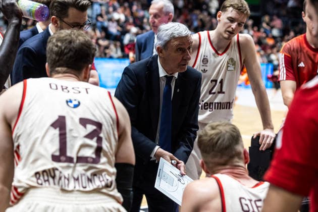 GER, easy Credit Basketball Bundesliga, Niners Chemnitz FC Bayern München Basketball 18 01 2026, Messe, Chemnitz, GER, easy Credit Basketball Bundesliga, Niners Chemnitz FC Bayern München Basketball Svetislav Pesic Head Coach FC Bayern München Basketball talks to his players Photo Alexander Trienitz Chemnitz Messe Sachsen Germany