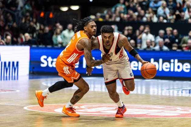 GER, easy Credit Basketball Bundesliga, Niners Chemnitz FC Bayern München Basketball 18 01 2026, Messe, Chemnitz, GER, easy Credit Basketball Bundesliga, Niners Chemnitz FC Bayern München Basketball Xavier Rathan Mayes FC Bayern München Basketball 4 , Nike Sibande Niners Chemnitz, 2 Foto Alexander Trienitz Chemnitz Messe Sachsen Germany