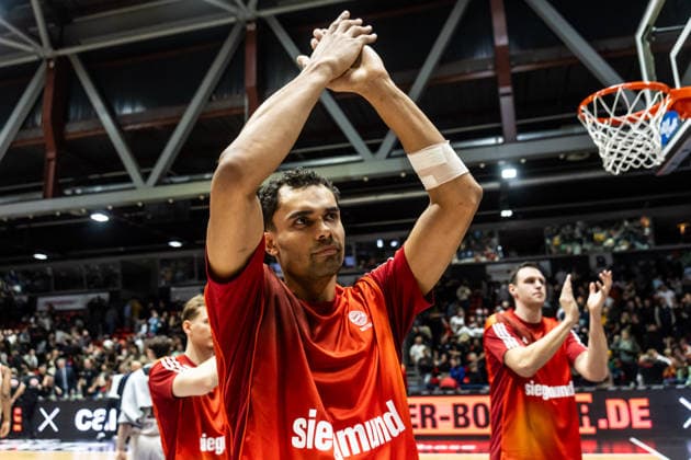 GER, easy Credit Basketball Bundesliga, Niners Chemnitz FC Bayern München Basketball 18 01 2026, Messe, Chemnitz, GER, easy Credit Basketball Bundesliga, Niners Chemnitz FC Bayern München Basketball Aher Uguak Niners Chemnitz, 1 thanks the fans Photo Alexander Trienitz Chemnitz Messe Sachsen Germany