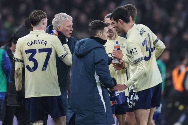 Premier League Aston Villa v Everton David Moyes manager of Everton gives his team instructions during the Premier League match Aston Villa vs Everton at Villa Park, Birmingham, United Kingdom, 18th January 2026 (Photo by Mark Cosgrove News Images) Birmingham Villa Park West Midlands United Kingdom Copyright: xMarkxCosgrove NewsxImagesx