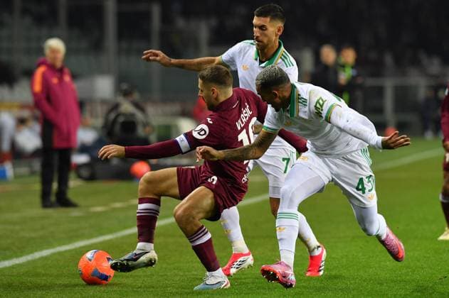 Foto IPP Massimo Rana Torino 18-01-2026 Calcio Campionato di Serie A 2025 2026 Torino-Roma nella foto nikola vlasic contrastato da Lorenzo Pellegrini e wesley Italy Photo Press - World Copyright italy ITALY  Copyright: xR4924_italyphotopressx