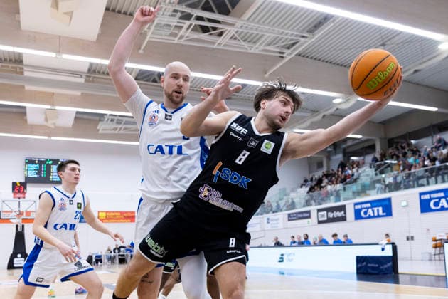 BARMER 2 Basketball Bundesliga ProB Süd CATL Basketball Löwen vs SV Fellbach Flashers Erfurt 18 01 2026 Jakob Hanzalek 8 SV Fellbach Flashers vs Paul Albrecht 9 CATL Basketball Löwen BARMER 2 Basketball Bundesliga ProB Süd CATL Basketball Löwen vs SV Fellbach Flashers Riethsporthalle Erfurt 18 01 2026 Copyright: xBEAUTIFULxSPORTS Duehringx