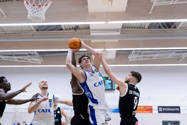 BARMER 2 Basketball Bundesliga ProB Süd CATL Basketball Löwen vs SV Fellbach Flashers Erfurt 18 01 2026 Samuel Elias Nellessen 44 CATL Basketball Löwen vs Nik Philip Schlipf 9 SV Fellbach Flashers right and Nelson Okafor 21 SV Fellbach Flashers behind BARMER 2 Basketball Bundesliga ProB Süd CATL Basketball Löwen vs SV Fellbach Flashers Riethsporthalle Erfurt 18 01 2026 Copyright: xBEAUTIFULxSPORTS Duehringx
