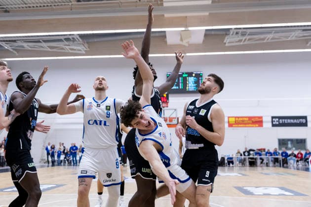 BARMER 2 Basketball Bundesliga ProB Süd CATL Basketball Löwen vs SV Fellbach Flashers Erfurt 18 01 2026 Samuel Elias Nellessen 44 CATL Basketball Löwen vs Nik Philip Schlipf 9 SV Fellbach Flashers right and Nelson Okafor 21 SV Fellbach Flashers behind BARMER 2 Basketball Bundesliga ProB Süd CATL Basketball Löwen vs SV Fellbach Flashers Riethsporthalle Erfurt 18 01 2026 Copyright: xBEAUTIFULxSPORTS Duehringx