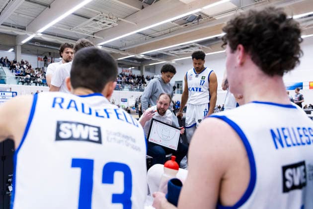 BARMER 2 Basketball Bundesliga ProB Süd CATL Basketball Löwen vs SV Fellbach Flashers Erfurt 18 01 2026 Florian Gut Coach CATL Basketball Löwen and Team BARMER 2 Basketball Bundesliga ProB Süd CATL Basketball Löwen vs SV Fellbach Flashers Riethsporthalle Erfurt 18 01 2026 Copyright: xBEAUTIFULxSPORTS Duehringx