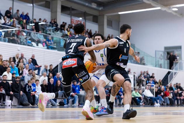 BARMER 2 Basketball Bundesliga ProB Süd CATL Basketball Löwen vs SV Fellbach Flashers Erfurt 18 01 2026 Michael Tyrone Mitchell Jr 1 CATL Basketball Löwen vs Tyseem Lamel Lyles 7 SV Fellbach Flashers left and Mateus Rodrigues Rocha 4 SV Fellbach Flashers right BARMER 2 Basketball Bundesliga ProB Süd CATL Basketball Löwen vs SV Fellbach Flashers Riethsporthalle Erfurt 18 01 2026 Copyright: xBEAUTIFULxSPORTS Duehringx