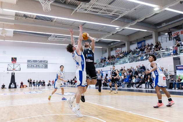 BARMER 2 Basketball Bundesliga ProB Süd CATL Basketball Löwen vs SV Fellbach Flashers Erfurt 18 01 2026 Mateus Rodrigues Rocha 4 SV Fellbach Flashers vs Samuel Elias Nellessen 44 CATL Basketball Löwen BARMER 2 Basketball Bundesliga ProB Süd CATL Basketball Löwen vs SV Fellbach Flashers Riethsporthalle Erfurt 18 01 2026 Copyright: xBEAUTIFULxSPORTS Duehringx