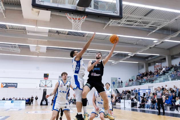 BARMER 2 Basketball Bundesliga ProB Süd CATL Basketball Löwen vs SV Fellbach Flashers Erfurt 18 01 2026 Noah Kamdem 17 CATL Basketball Löwen vs Nik Philip Schlipf 9 SV Fellbach Flashers BARMER 2 Basketball Bundesliga ProB Süd CATL Basketball Löwen vs SV Fellbach Flashers Riethsporthalle Erfurt 18 01 2026 Copyright: xBEAUTIFULxSPORTS Duehringx