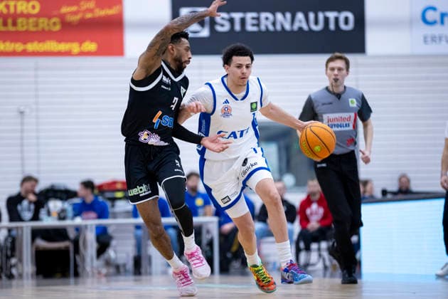 BARMER 2 Basketball Bundesliga ProB Süd CATL Basketball Löwen vs SV Fellbach Flashers Erfurt 18 01 2026 Tyseem Lamel Lyles 7 SV Fellbach Flashers vs Michael Tyrone Mitchell Jr 1 CATL Basketball Löwen BARMER 2 Basketball Bundesliga ProB Süd CATL Basketball Löwen vs SV Fellbach Flashers Riethsporthalle Erfurt 18 01 2026 Copyright: xBEAUTIFULxSPORTS Duehringx