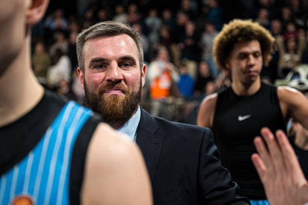 Basketball I Men I Bundesliga I Season 2025 2026 I Matchday 16 I Veolia Towers Hamburg ratiopharm ulm I 18 01 2026 Stanley Witt Assistant Coach, Veolia Towers Hamburg high-fiving the fans Copyright: xLobeca Björn-OlexKehmx