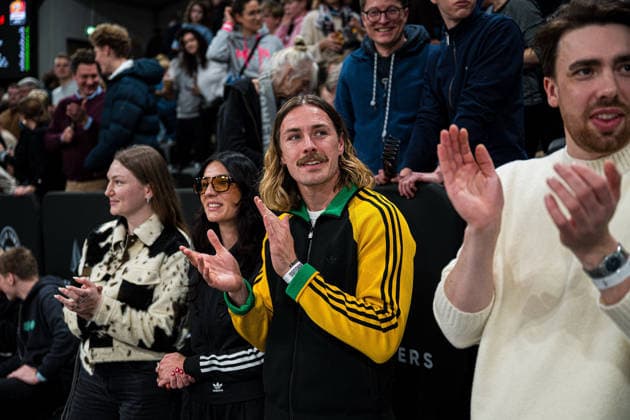 Basketball I Men I Bundesliga I Season 2025 2026 I Matchday 16 I Veolia Towers Hamburg ratiopharm ulm I 18 01 2026 Jackson Irvine 7, FC St Pauli applauds the Veolia Towers Hamburg team Copyright: xLobeca Björn-OlexKehmx