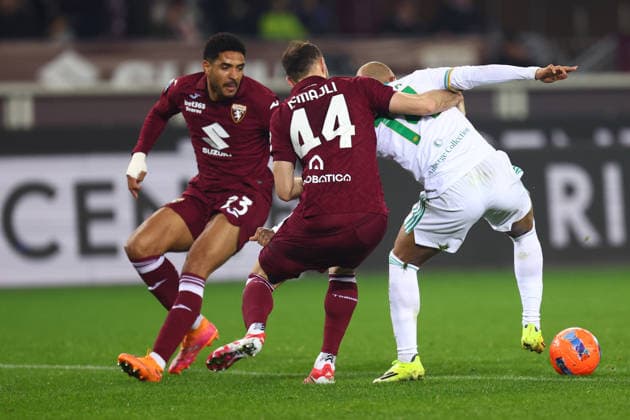 Donyell Malen (AS Roma) und Ardian Ismajli (Torino Fc) battle for the ball, Serie A, Torino FC v AS Roma, Olimpico, January 18, 2026, Turin, Italy.