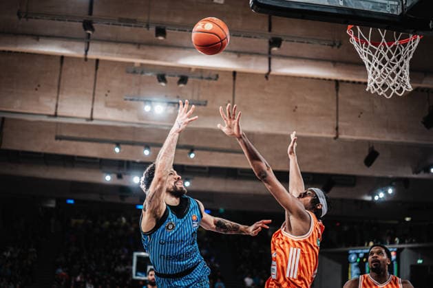 Basketball Men Season 2025 2026 easyCredit Basketball Bundesliga Veolia Towers Hamburg vs Ratiopharm Ulm 18 01 2026 v l Devon Daniels 21, Veolia Towers Hamburg at the Korbleger Hamburg Inselpark Arena Hamburg Germany