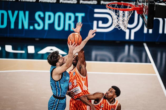 Basketball Men Season 2025 2026 easyCredit Basketball Bundesliga Veolia Towers Hamburg vs Ratiopharm Ulm 18 01 2026 v l Benedikt Turudic 44, Veolia Towers Hamburg vs Malik Osborne 10, Ratiopharm Ulm Hamburg Inselpark Arena Hamburg Germany