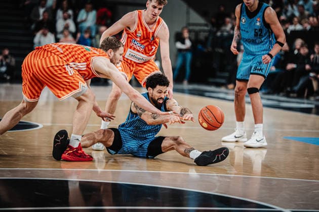 Basketball Men Season 2025 2026 easyCredit Basketball Bundesliga Veolia Towers Hamburg vs Ratiopharm Ulm 18 01 2026 Devon Daniels 21, Veolia Towers Hamburg plays the ball from the floor Hamburg Inselpark Arena Hamburg Germany