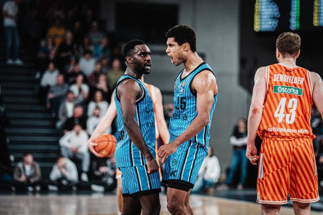 Basketball Men Season 2025 2026 easyCredit Basketball Bundesliga Veolia Towers Hamburg vs Ratiopharm Ulm 18 01 2026 Cheering f l Osaro Jürgen Rich 3, Veolia Towers Hamburg and Kenneth Ogbe 25, Veolia Towers Hamburg Hamburg Inselpark Arena Hamburg Germany