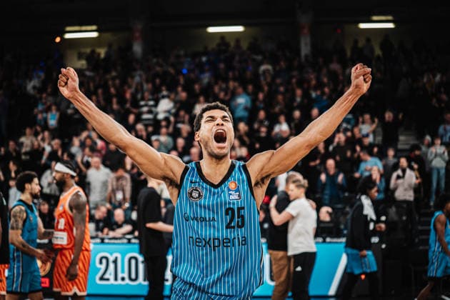 Basketball Men Season 2025 2026 easyCredit Basketball Bundesliga Veolia Towers Hamburg vs Ratiopharm Ulm 18 01 2026 Kenneth Ogbe 25, Veolia Towers Hamburg cheers after the victory Hamburg Inselpark Arena Hamburg Germany