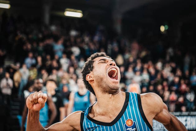 Basketball Men Season 2025 2026 easyCredit Basketball Bundesliga Veolia Towers Hamburg vs Ratiopharm Ulm 18 01 2026 Kenneth Ogbe 25, Veolia Towers Hamburg cheers after the victory Hamburg Inselpark Arena Hamburg Germany