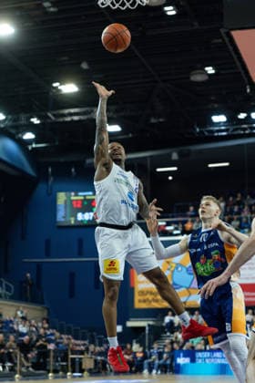 Charles Callison SYNTAINICS MBC, 23 on a lay-up against Lukasz Kolenda ROSTOCK SEAWOLVES, 10 , GER, Rostock Seawolves vs SYNTAINICS MBC, easycredit BBL, Basketball, Bundesliga, Matchday 16, Season 2025 2026, 18 01 2026 GER, Rostock Seawolves vs SYNTAINICS MBC, easycredit BBL, Basketball, Bundesliga, Matchday 16, Season 2025 2026, 18 01 2026 Rostock Copyright: xEibner-Pressefoto DenverxEhrlichx EP_DEH