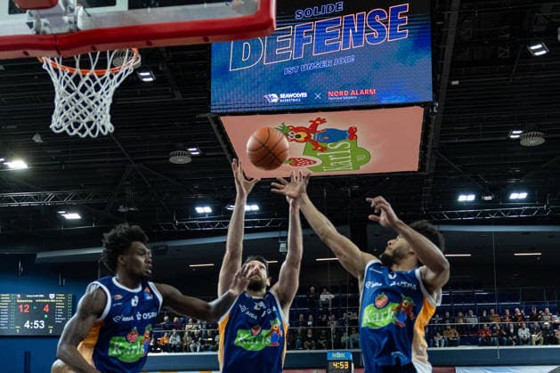 Owen Klassen ROSTOCK SEAWOLVES, 29 rebound with D Shawn Schwartz ROSTOCK SEAWOLVES, 05 and Kassim Nicholson ROSTOCK SEAWOLVES, 08 , GER, Rostock Seawolves vs SYNTAINICS MBC, easycredit BBL, Basketball, Bundesliga, 16 Matchday, Season 2025 2026, 18 01 2026 GER, Rostock Seawolves vs SYNTAINICS MBC, easycredit BBL, Basketball, Bundesliga, 16 Matchday, Season 2025 2026, 18 01 2026 Rostock Copyright: xEibner-Pressefoto DenverxEhrlichx EP_DEH