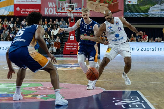 Akeem Vargas SYNTAINICS MBC, 11 loses the ball against Lukasz Kolenda ROSTOCK SEAWOLVES, 10 and D Shawn Schwartz ROSTOCK SEAWOLVES, 05 , GER, Rostock Seawolves vs SYNTAINICS MBC, easycredit BBL, Basketball, Bundesliga, 16 Matchday, Season 2025 2026, 18 01 2026 GER, Rostock Seawolves vs SYNTAINICS MBC, easycredit BBL, Basketball, Bundesliga, 16 Matchday, Season 2025 2026, 18 01 2026 Rostock Copyright: xEibner-Pressefoto DenverxEhrlichx EP_DEH
