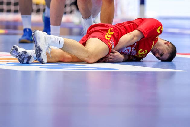 18 01 2026, Handball, Men s EHF EURO 2026, Portugal North Macedonia, Jyske Bank Boxing in Herning, Denmark, Preliminary Round Ivan Djonov North Macedonia 38 lies in pain on the pitch Denmark