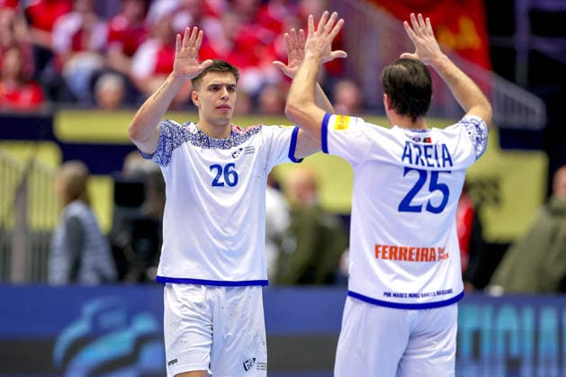 18 01 2026, Handball, Men s EHF EURO 2026, Portugal North Macedonia, Jyske Bank Boxing in Herning, Denmark, Preliminary Round Francisco Mota Costa Portugal 26 cheering next to Antonio Antunes Baeta Rodrigues Areia Portugal 25 Denmark