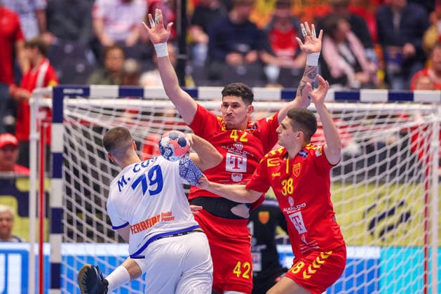18 01 2026, Handball, Men s EHF EURO 2026, Portugal North Macedonia, Jyske Bank Boxing in Herning, Denmark, Preliminary Round Martim Mota Costa Portugal 79 in a duel against Marko Stojkovikj North Macedonia 42 Ivan Djonov North Macedonia 38 Denmark