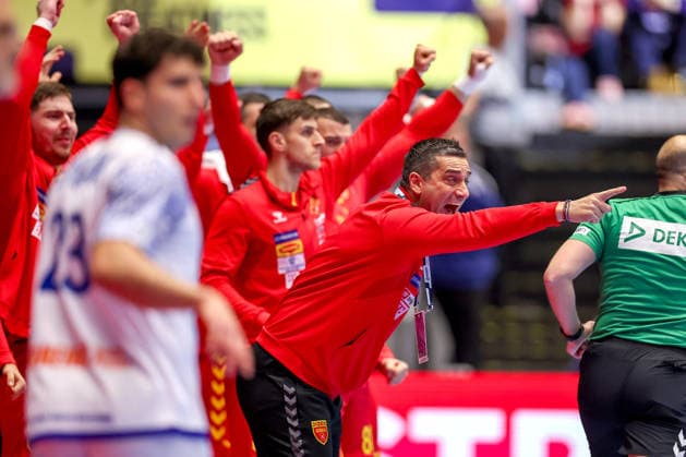18 01 2026, Handball, Men s EHF EURO 2026, Portugal North Macedonia, Jyske Bank Boxing in Herning, Denmark, Preliminary Round Headcoach Kiril Lazarov North Macedonia hc gesticulating on the sidelines Denmark