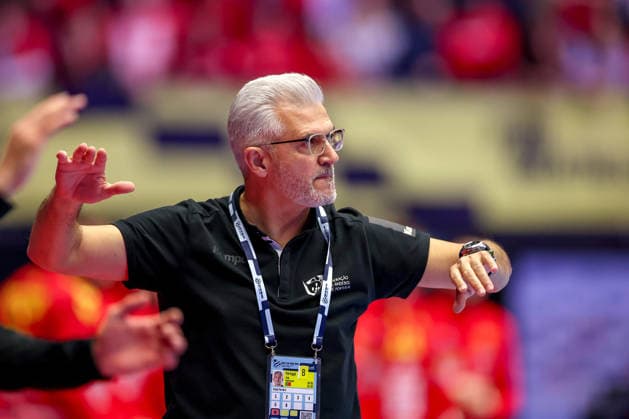 18 01 2026, Handball, Men s EHF EURO 2026, Portugal North Macedonia, Jyske Bank Boxing in Herning, Denmark, Preliminary Round Headcoach Paulo Jorge Moura Pereira Portugal hc gesticulating on the sidelines Denmark