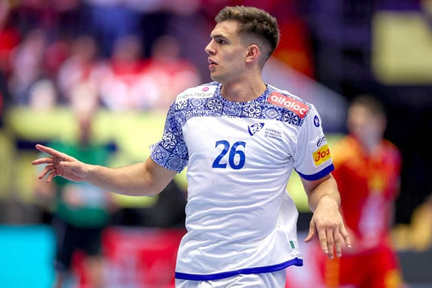 18 01 2026, Handball, Men s EHF EURO 2026, Portugal North Macedonia, Jyske Bank Boxing in Herning, Denmark, Preliminary Round Francisco Mota Costa Portugal 26 gesticulating on the pitch Denmark