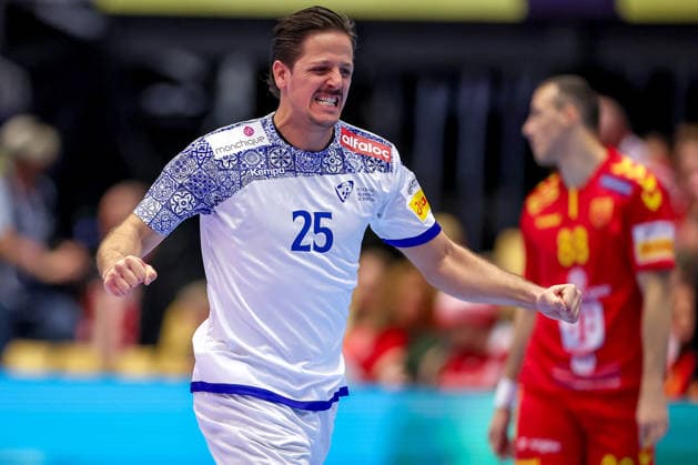 18 01 2026, Handball, Men s EHF EURO 2026, Portugal North Macedonia, Jyske Bank Boxing in Herning, Denmark, Preliminary Round Antonio Antunes Baeta Rodrigues Areia Portugal 25 cheering Denmark