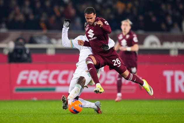 RomaÕs Evan Ndicka fights for the ball with TorinoÕs Cyril Ngonge during the Serie A soccer match between Torino Fc and Roma at the Stadio Olimpico Grande Torino in Turin, north west Italy - January 18, 2026. - Soccer  Copyright: xFabioxFerrari LaPressex