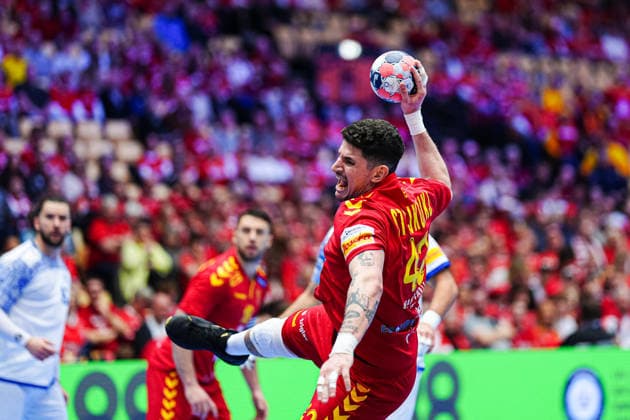 Throw Goal Marko Stojkovikj North Macedonia, 42 DEN, North Macedonia vs Portugal, Handball, EHF European Championship 2026, Group B, Matchday 2, 18 01 2026 DEN, North Macedonia vs Portugal, Handball, EHF European Championship 2026, Group B, Matchday 2, 18 01 2026 Herning Copyright: xEibner-Pressefoto MarcelxvonxFehrnx EP_MFN