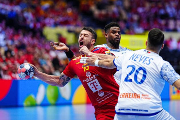 Filip Kuzmanovski North Macedonia, 18 , Victor Iturizza Portugal, 08 , Miguel Neves Portugal, 20 DEN, North Macedonia vs Portugal, Handball, EHF European Championship 2026, Group B, Matchday 2, 18 01 2026 DEN, North Macedonia vs Portugal, Handball, EHF European Championship 2026, Group B, Matchday 2, 18 01 2026 Herning Copyright: xEibner-Pressefoto MarcelxvonxFehrnx EP_MFN