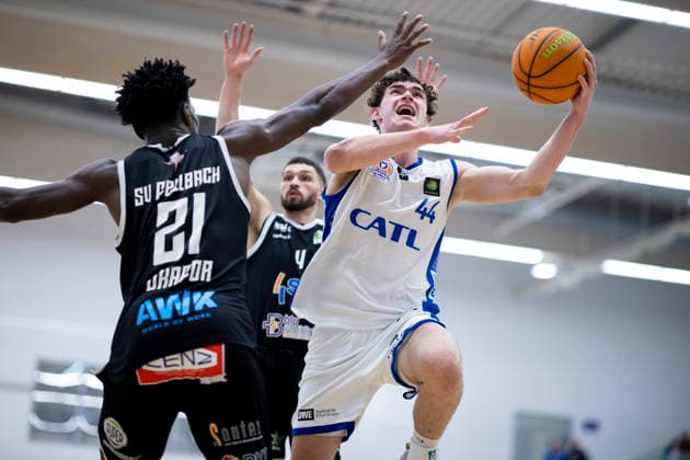 BARMER 2 Basketball Bundesliga ProB Süd CATL Basketball Löwen vs SV Fellbach Flashers Erfurt 18 01 2026 Nelson Okafor 21 SV Fellbach Flashers vs Samuel Elias Nellessen 44 CATL Basketball Löwen BARMER 2 Basketball Bundesliga ProB Süd CATL Basketball Löwen vs SV Fellbach Flashers Riethsporthalle Erfurt 18 01 2026 Copyright: xBEAUTIFULxSPORTS Duehringx