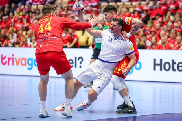 18 01 2026, Handball, Men s EHF EURO 2026, Portugal North Macedonia, Jyske Bank Boxing in Herning, Denmark, Preliminary Round Rocha Nogueira Portugal 13 in duel against Mihail Alarov North Macedonia 44 Marko Stojkovikj North Macedonia 42 Denmark
