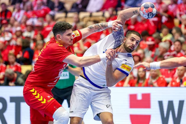18 01 2026, Handball, Men s EHF EURO 2026, Portugal North Macedonia, Jyske Bank Boxing in Herning, Denmark, Preliminary Round Martim Mota Costa Portugal 79 in duel against Marko Stojkovikj North Macedonia 42 Denmark