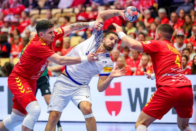 18 01 2026, Handball, Men s EHF EURO 2026, Portugal North Macedonia, Jyske Bank Boxing in Herning, Denmark, Preliminary Round Martim Mota Costa Portugal 79 in duel against Marko Stojkovikj North Macedonia 42 Martin Velkovski North Macedonia 04 Denmark