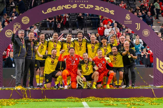 18.01.2026, Fussball, der FC Bayern München Legends-CUP, im SAP-Garden München. Siegerehrung nach dem Turnier. Siegermannschaft Borussia Dortmund mit Mannschaftskapitän Torwart Roman Weidenfeller beim Siegerfoto. *** 18 01 2026, Football, the FC Bayern Munich Legends CUP, at the SAP Garden Munich Award ceremony after the tournament Winning team Borussia Dortmund with team captain goalkeeper Roman Weidenfeller at the winners photo