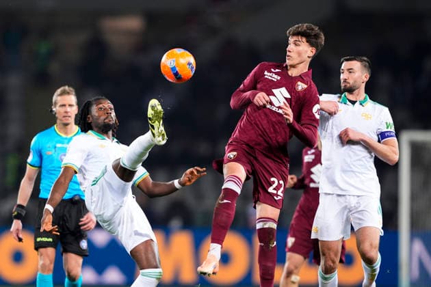 RomaÕs Manu Kone fights for the ball with TorinoÕs Cesare Casadei during the Serie A soccer match between Torino Fc and Roma at the Stadio Olimpico Grande Torino in Turin, north west Italy - January 18, 2026. - Soccer  Copyright: xFabioxFerrari LaPressex